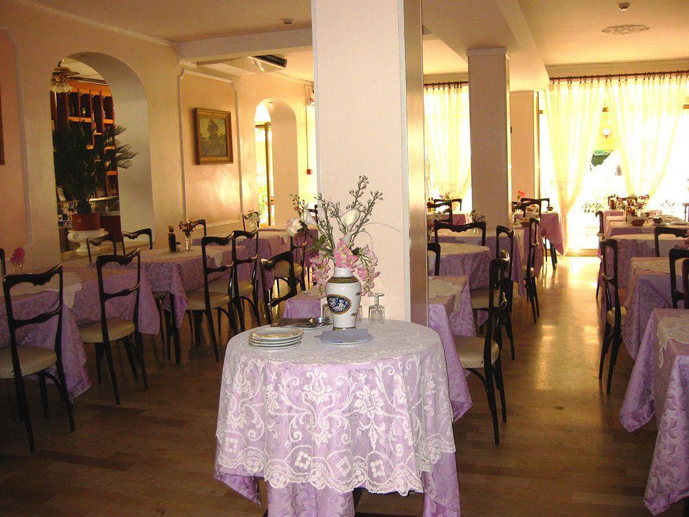 Hotel Cirene Rímini Exterior foto