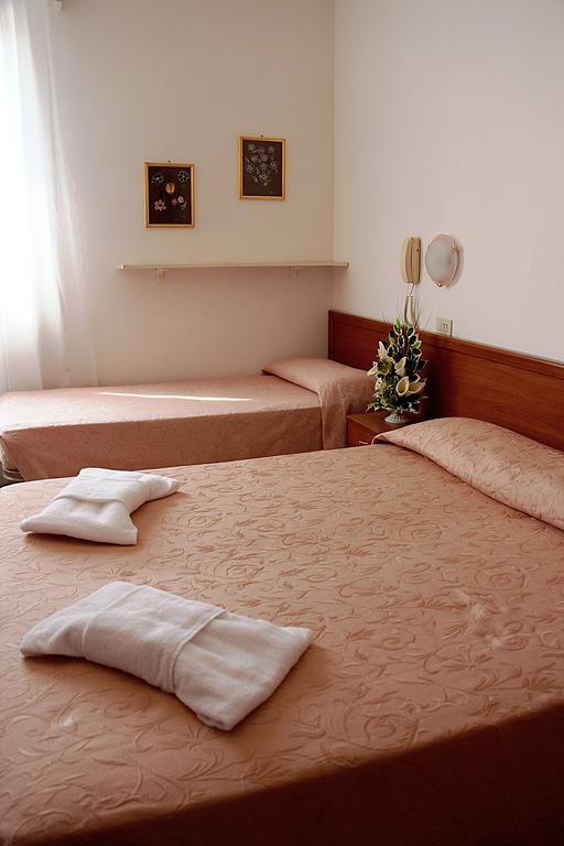 Hotel Cirene Rímini Habitación foto